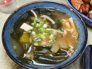 מרק מיסו – תסיסה ותמיכה בעיכול לפי הרפואה הסינית