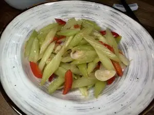 סלרי מוקפץ עם שורש חבצלת