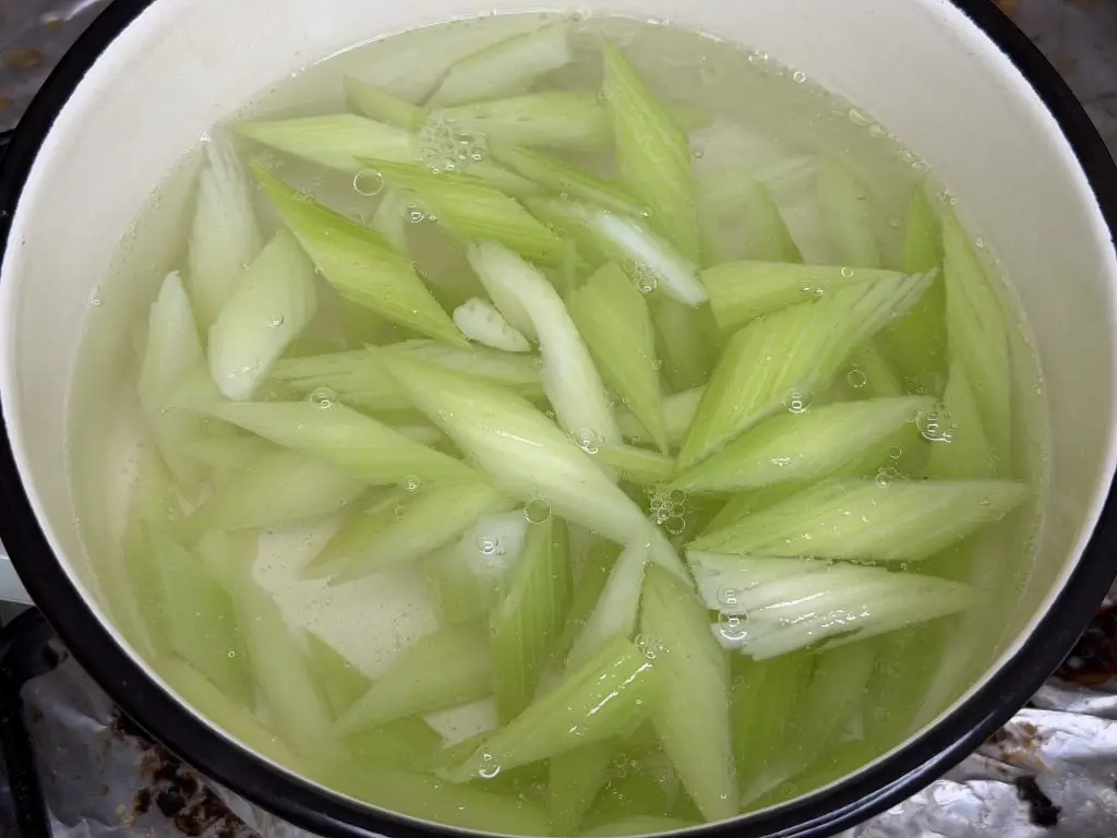 סלרי מוקפץ עם שורש חבצלת