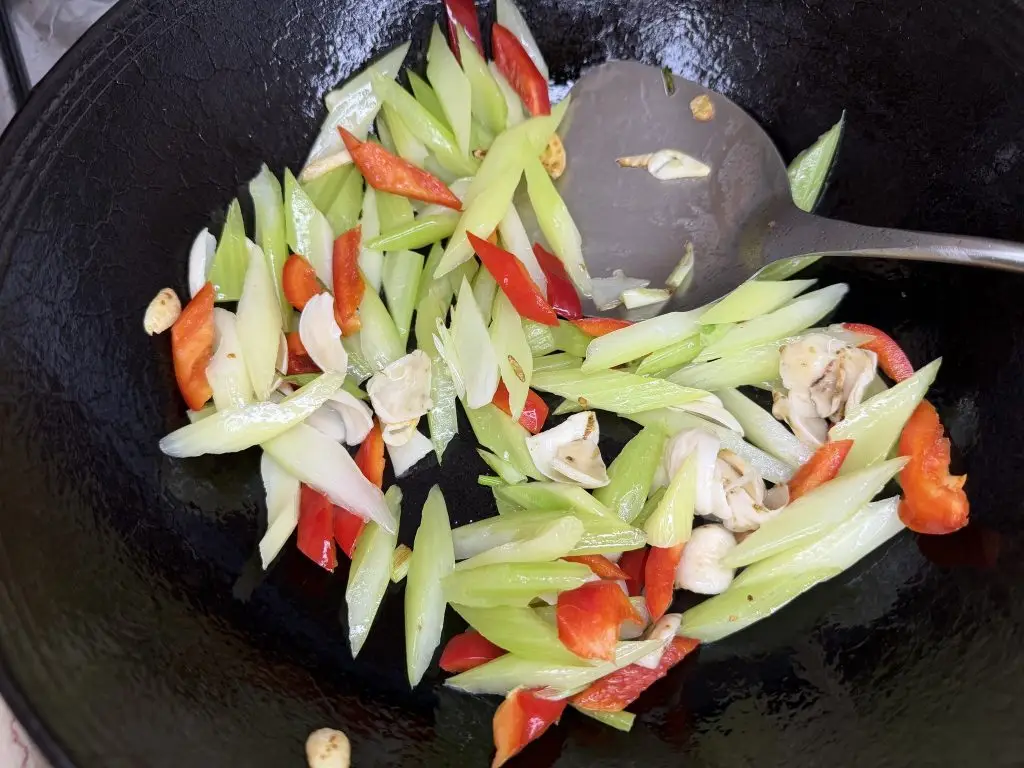 סלרי מוקפץ עם שורש חבצלת